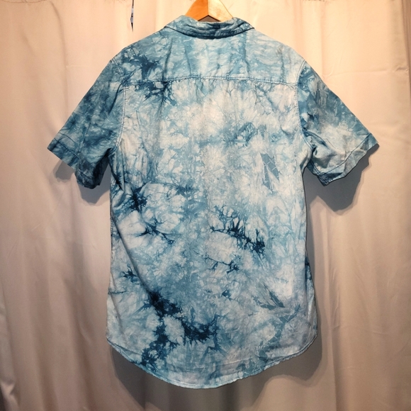 Button up Shirt w/ Water Design - Picture 2 of 5